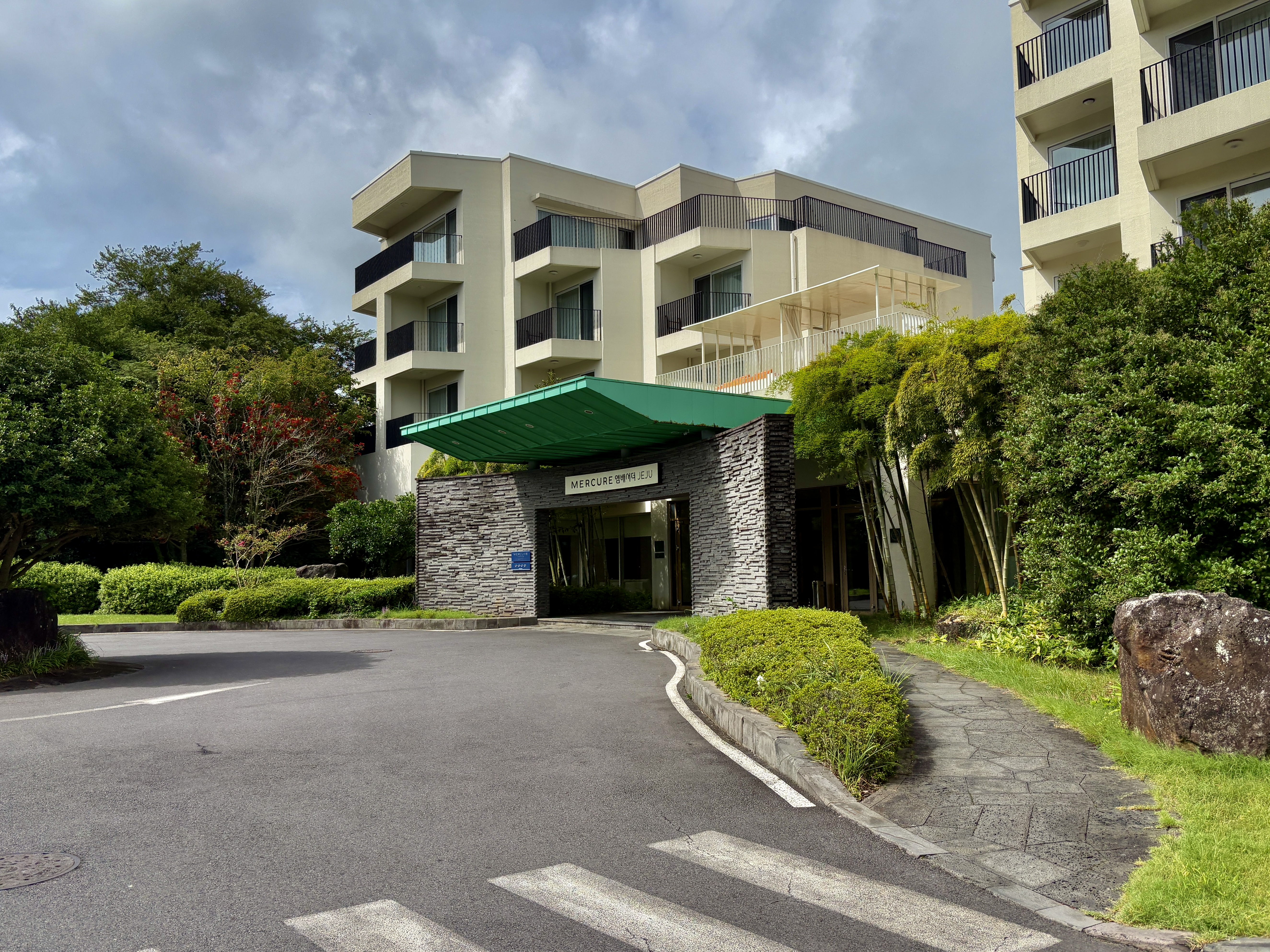 Where to Stay in Jeju Island | Mercure Ambassador Jeju in Seogwipo & Executive Suite Room Review