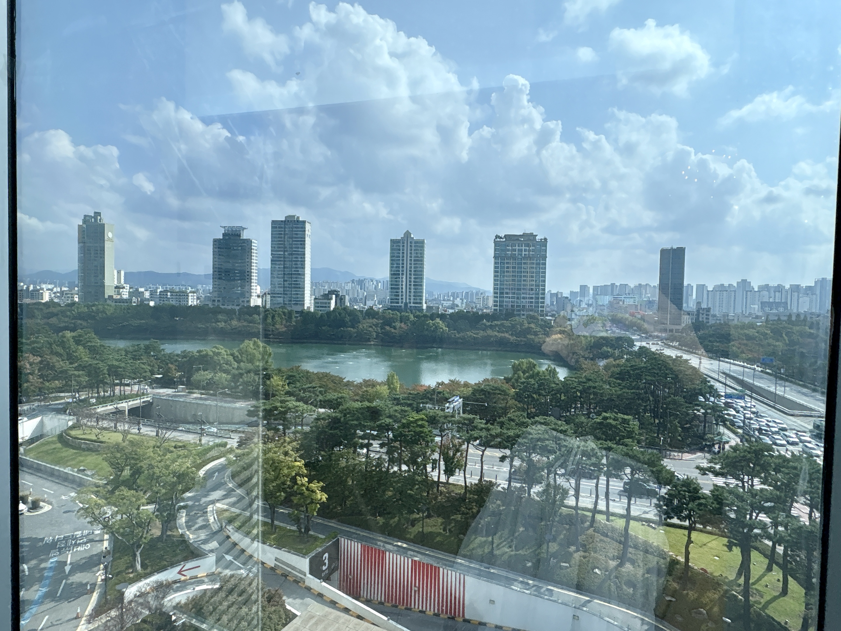 Best Restaurants in Lotte World Mall & Tower | Jamsil Cafes with a Seokchon Lake View (Udon Kiriyama, Kim Youngmo Patisserie & Get Some Coffee)